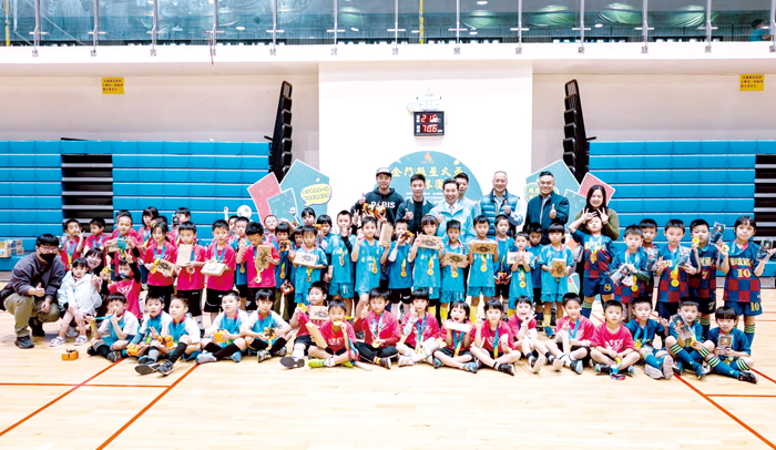 2025年金門縣星火盃足球賽中，縣長陳福海親臨現場欣賞小選手們的比賽，為大家加油鼓勵，並與參賽選手大合照留念。（金門縣足球運動委員會提供）