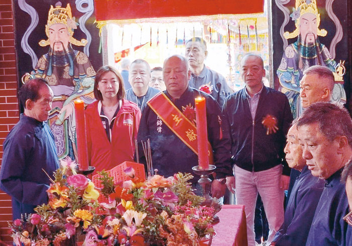 身兼陳氏宗親會核心要職的議員陳錦偉代表議長洪允典率同議員陳泱瑚、洪鴻斌、石永城、吳佩雯及議會團隊前往祝賀。（蔡麗玉攝）