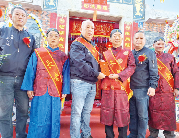 身兼陳氏宗親會核心要職的議員陳錦偉代表議長洪允典率同議員陳泱瑚、洪鴻斌、石永城、吳佩雯及議會團隊前往祝賀。（蔡麗玉攝）