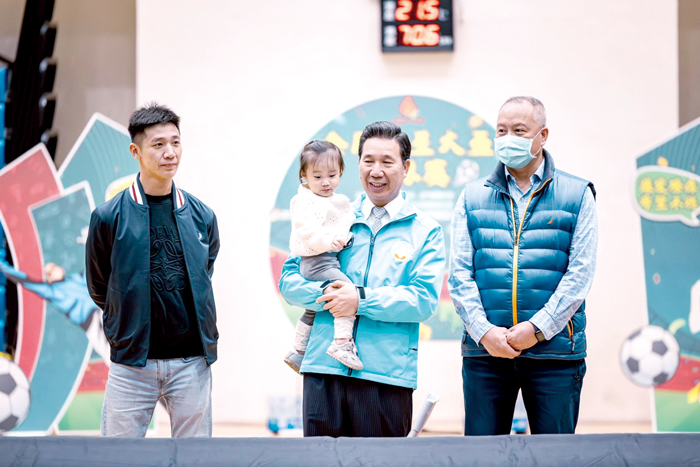 2025年金門縣星火盃足球賽中，縣長陳福海親臨現場欣賞小選手們的比賽，為大家加油鼓勵，並與參賽選手大合照留念。（金門縣足球運動委員會提供）