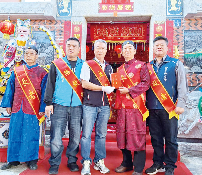 金城鎮長李誠智、金沙鎮長吳有家、金寧鄉長楊忠俊至塔后陳氏宗祠祝賀。（蔡麗玉攝）