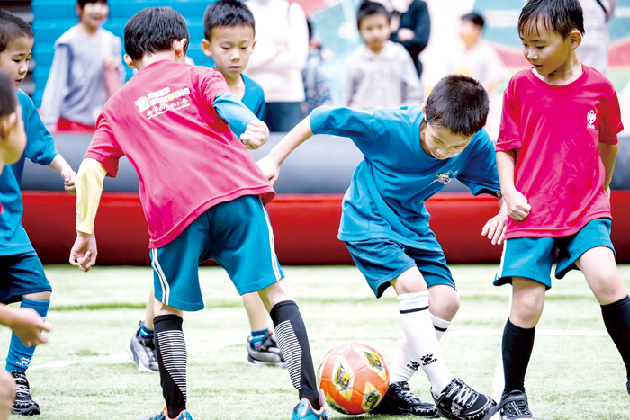 2025年金門縣星火盃足球賽中，縣長陳福海親臨現場欣賞小選手們的比賽，為大家加油鼓勵，並與參賽選手大合照留念。（金門縣足球運動委員會提供）