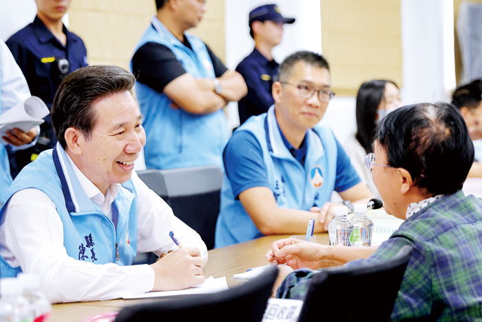 縣長陳福海上任後持續每個月舉辦與鄉親有約座談，傾聽民意。（薛子軒攝）