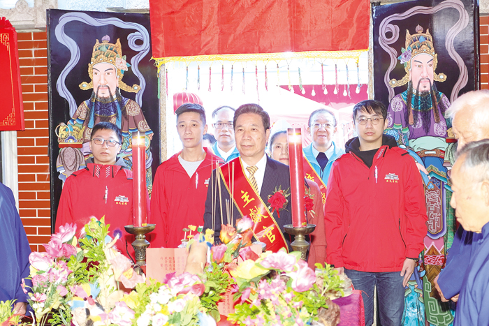 金湖鎮塔后陳氏宗祠昨日舉行「奠安暨迎（木盛）」儀典，縣長陳福海依循古禮完成上香、獻彩匾、行獻禮等儀程。（薛子軒攝）