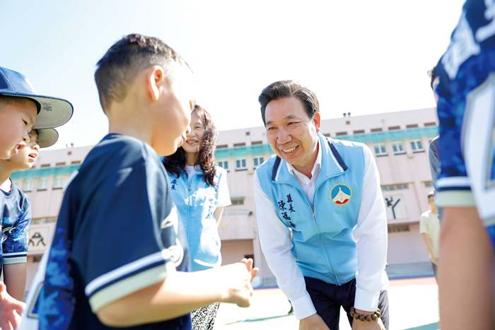 縣長陳福海十分重視教育扎根，硬體建設與軟體政策同步推行。（薛子軒攝）