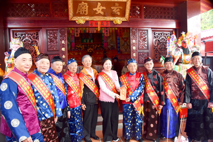 烈嶼鄉東林玄女廟管理委員會舉辦重建奠安慶典活動，副縣長李文良、議員洪鴻斌及烈嶼鄉長洪若珊、代表會主席林長耕率隊前往祝賀敬拜、獻爐敬，祈願地方風調雨順、平安順利。（莊煥寧攝）