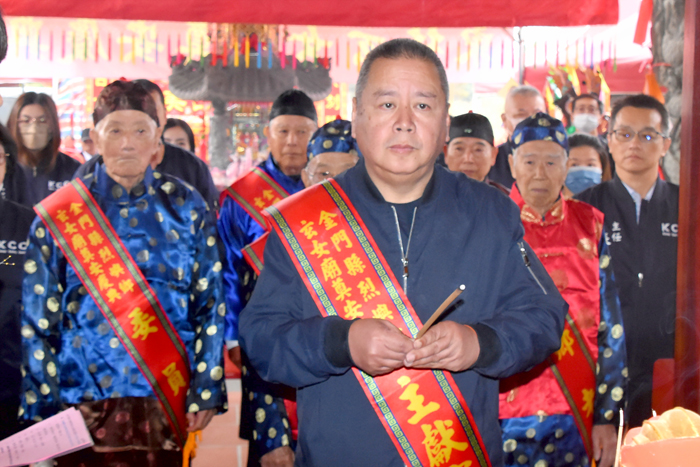 烈嶼鄉東林玄女廟管理委員會舉辦重建奠安慶典活動，副縣長李文良、議員洪鴻斌及烈嶼鄉長洪若珊、代表會主席林長耕率隊前往祝賀敬拜、獻爐敬，祈願地方風調雨順、平安順利。（莊煥寧攝）