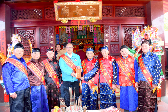 烈嶼鄉東林玄女廟管理委員會舉辦重建奠安慶典活動，副縣長李文良、議員洪鴻斌及烈嶼鄉長洪若珊、代表會主席林長耕率隊前往祝賀敬拜、獻爐敬，祈願地方風調雨順、平安順利。（莊煥寧攝）