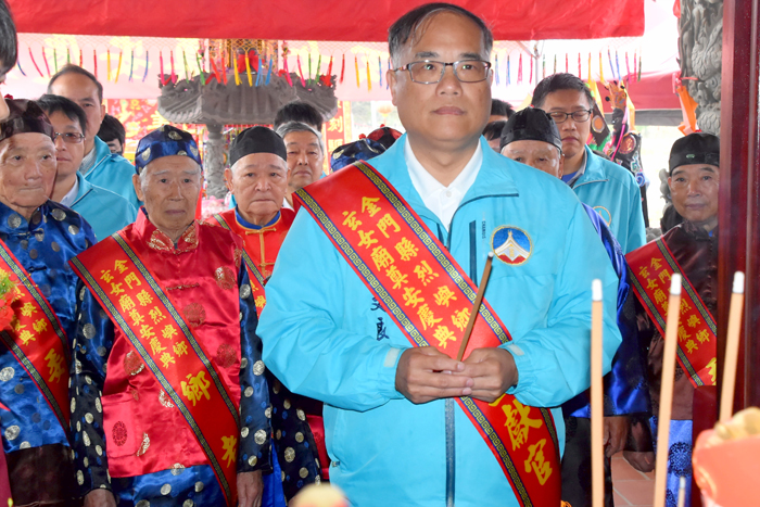 烈嶼鄉東林玄女廟管理委員會舉辦重建奠安慶典活動，副縣長李文良、議員洪鴻斌及烈嶼鄉長洪若珊、代表會主席林長耕率隊前往祝賀敬拜、獻爐敬，祈願地方風調雨順、平安順利。（莊煥寧攝）