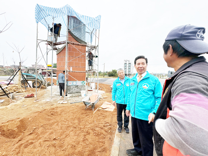 縣長陳福海視察水頭港小三通旅客服務中心周邊環境與整備情形。
（縣府提供）
