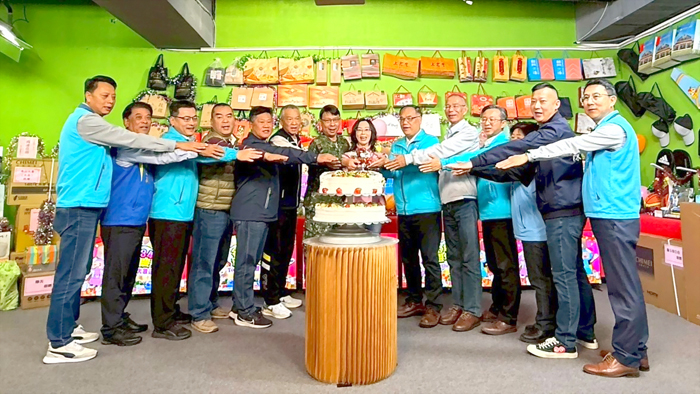 名城有線電視歡慶34週年，邀請各界來賓齊唱生日快樂歌、切下生日蛋糕。（高凡淳攝）