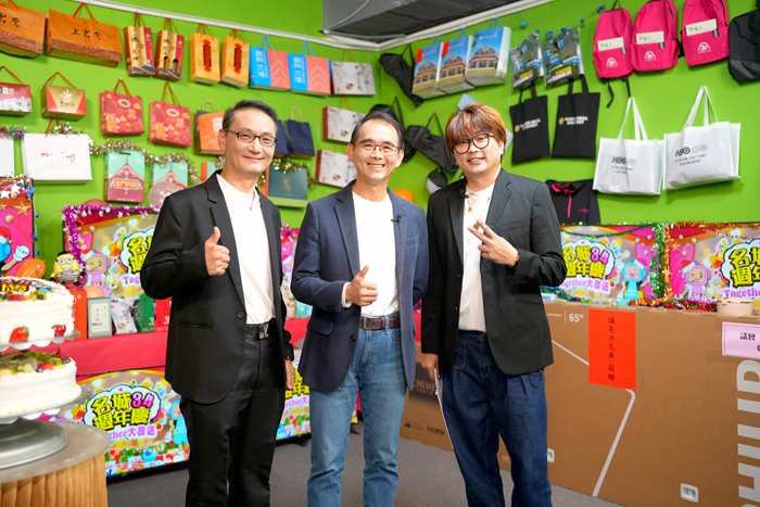 名城有線電視歡慶34週年，邀請各界來賓齊唱生日快樂歌、切下生日蛋糕。（高凡淳攝）