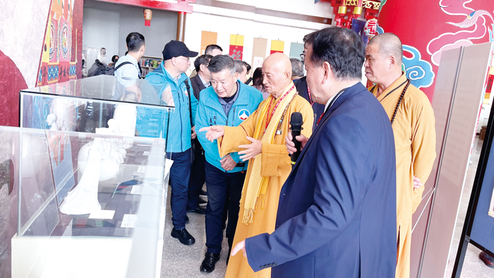 金門歷史民俗博物館十五週年系列特展-「中國白‧德化瓷萬里行走進金門」，昨在與會佳賓揭幕下正式亮相。（陳麗妤攝）