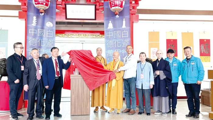 金門歷史民俗博物館十五週年系列特展-「中國白‧德化瓷萬里行走進金門」，昨在與會佳賓揭幕下正式亮相。（陳麗妤攝）