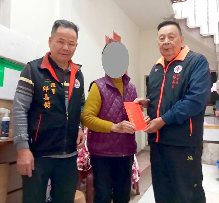 金門縣紅十字會副會長林再求（右）、理事邱嘉樹（左）慰問急困民眾，轉發黃清安、董團治夫婦急難救助金。（金門縣紅十字會提供）