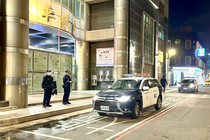 金門縣警察局全面強化人潮密集處的安全防護措施。（縣警局提供）