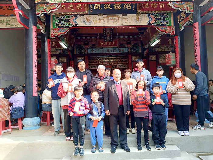 宗親會理事長洪成發頒發獎助學金。（埔黃洪氏宗親會提供）