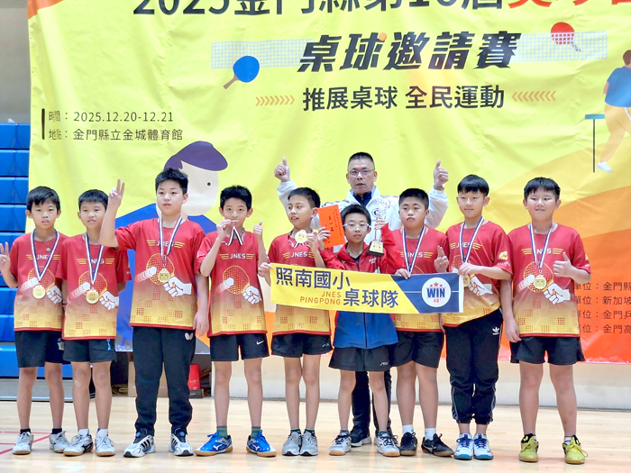 議員蔡其雍頒發獎盃給國小男生高年級團體第一名照南國小。（蔡麗玉攝）