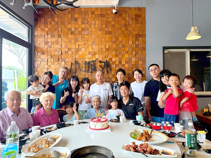 陳秀勤阿嬤106歲壽辰，家人為她慶生。（戴德愿提供）
