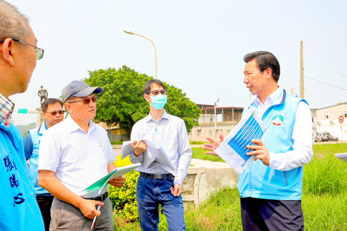 打造宜居金門，縣長陳福海親自視察道路拓寬計畫。（薛子軒攝）