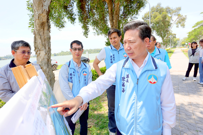 打造宜居金門，縣長陳福海親自視察道路拓寬計畫。（薛子軒攝）