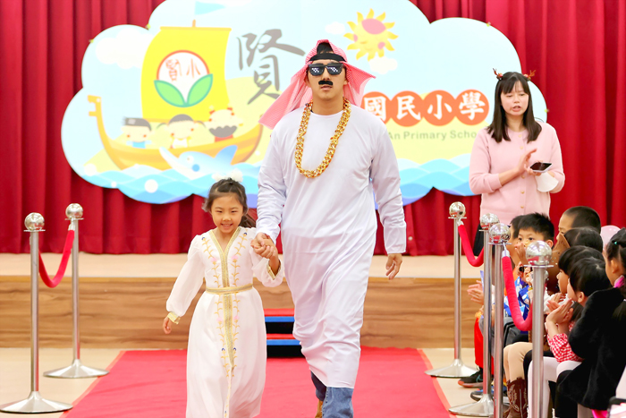 賢庵國小教學參觀日「衣起看世界」親子走秀。（翻攝校方網站）