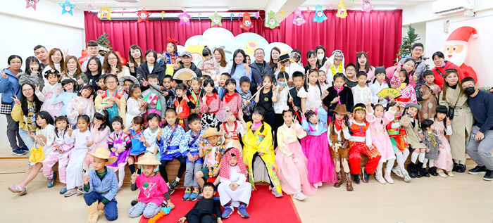 賢庵國小教學參觀日「衣起看世界」多元文化服裝走秀活動，親師生合照。（翻攝校方網站）