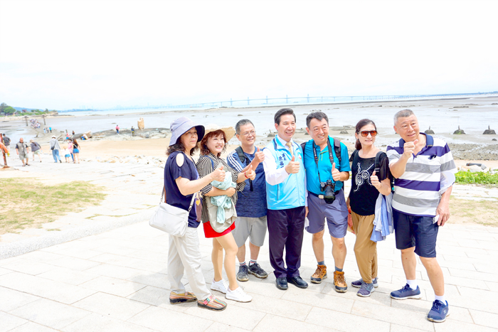 縣長陳福海積極推動友善環境及永續發展，讓遊客深入了解金門的文化底蘊。（薛子軒攝）