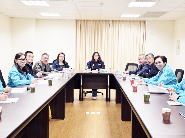 第一小組進行分組審查會議。（許峻魁攝）