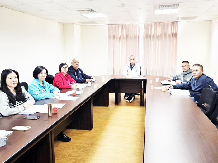 第二小組進行分組審查會議。（許峻魁攝）