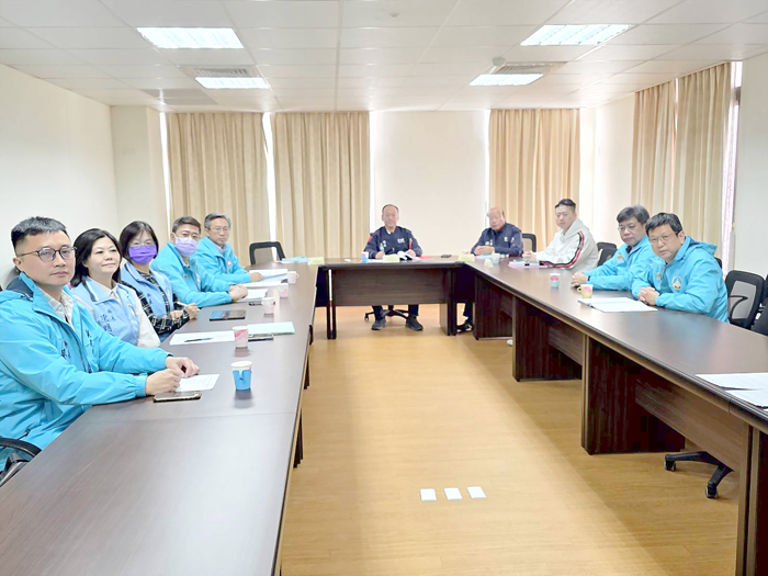 第三小組進行分組審查會議。（許峻魁攝）