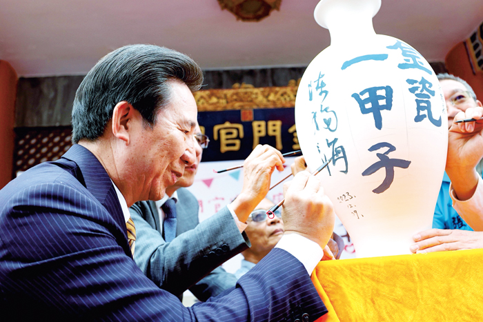 縣長陳福海關心地區產業發展。（薛子軒攝）