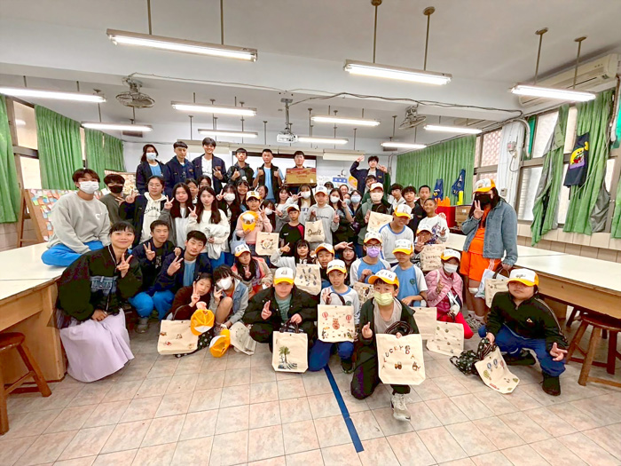 金門高中在家政老師楊佳佳帶領下，「大手牽小手-愛的傳遞課程」傳遞正能量。（金門高中提供）