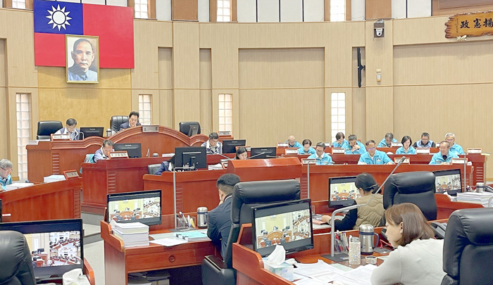 縣議會定期會昨進行三讀議案第二、三讀會，由議長洪允典主持；大會亦經審議決議變更議程延長會期五日至十二月卅一日止。（陳麗妤攝）