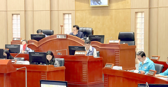 縣議會定期會昨進行三讀議案第二、三讀會，由議長洪允典主持；大會亦經審議決議變更議程延長會期五日至十二月卅一日止。（陳麗妤攝）