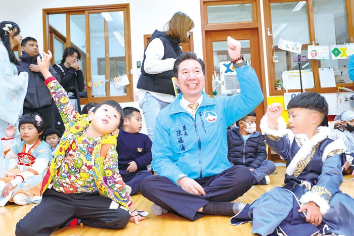 縣長就任以來，致力於實現「老有所終，壯有所用，幼有所長，矜寡孤獨廢疾者皆有所養」的願景，秉持「顧老顧幼」以人為本的核心精神。（薛子軒攝）