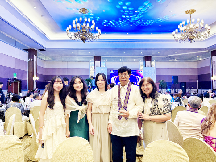 蔡添國接受菲律賓中央大學牙醫系傑出校友表揚，全家共享榮耀。
（千禧牙醫診所提供）