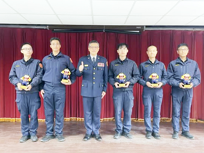 局長黃壬聰表揚好人好事員警楷模。（縣警局提供）