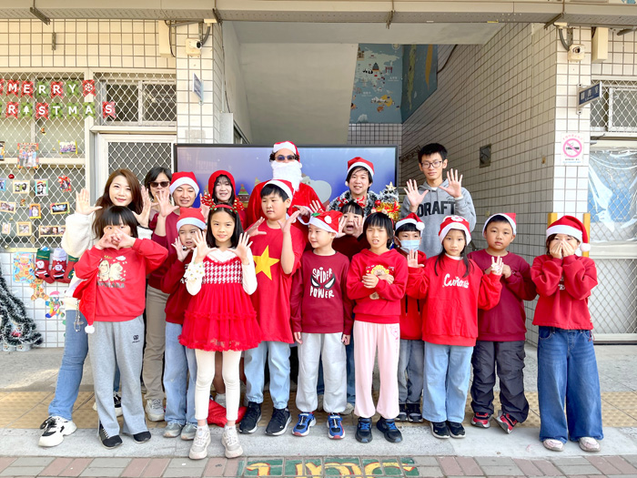 金寧中小學國小部辦理聖誕節活動，整個校園充滿節慶歡樂氛圍。（金寧中小學提供）