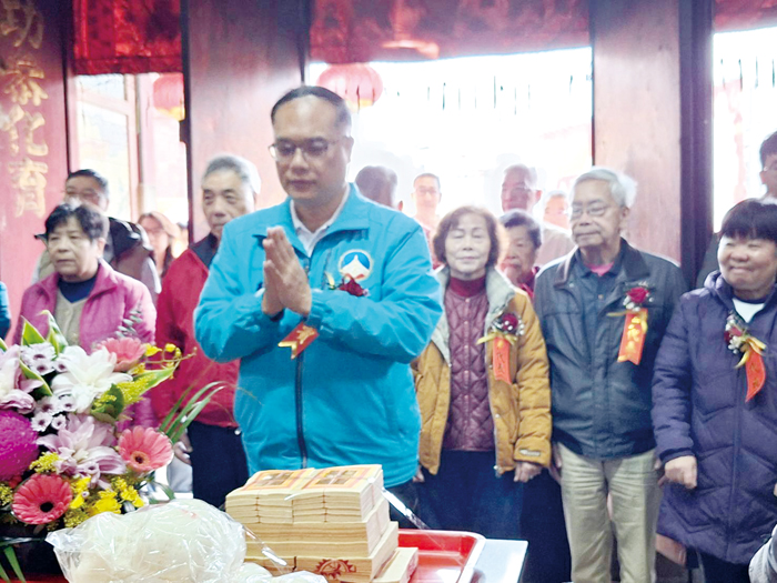 副縣長李文良引領各家戶代表與貴賓進入萬安堂祭祀祈福。（蔡麗玉攝）