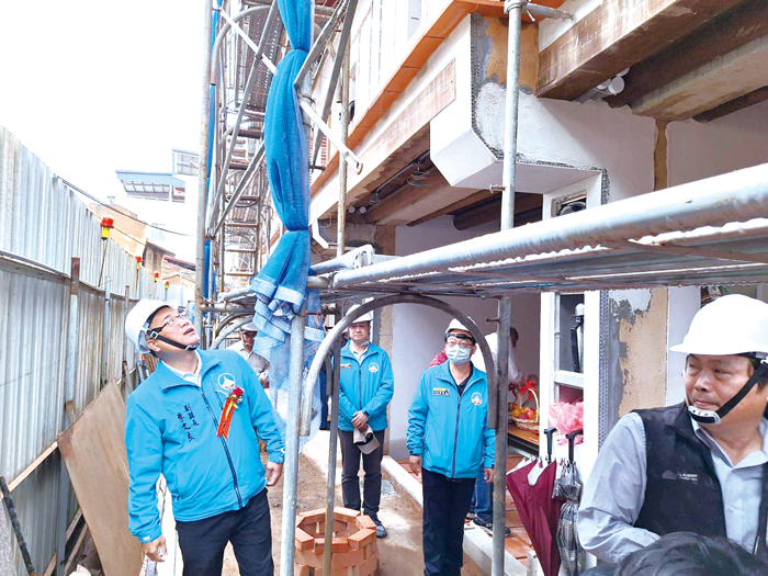 李文良巡視沙美特色街區建築修復示範工程。（蔡麗玉攝）