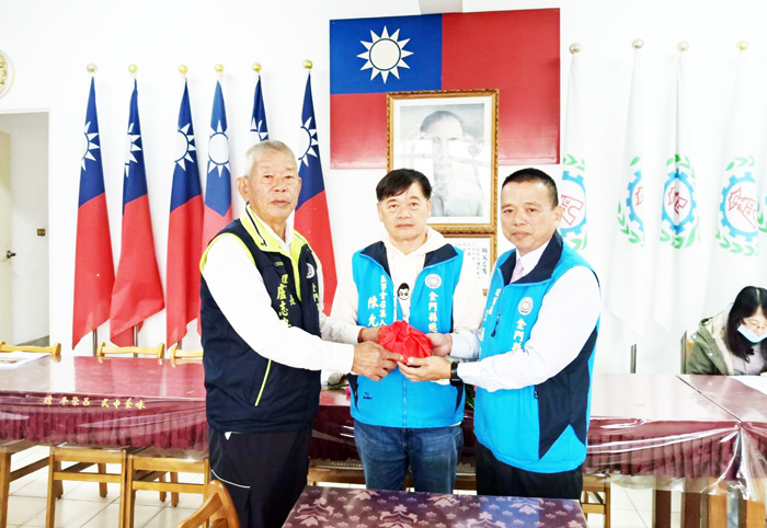 盧志忠（左）由陳允文監交，交付印信予王勇培。（金門縣總工會提供）