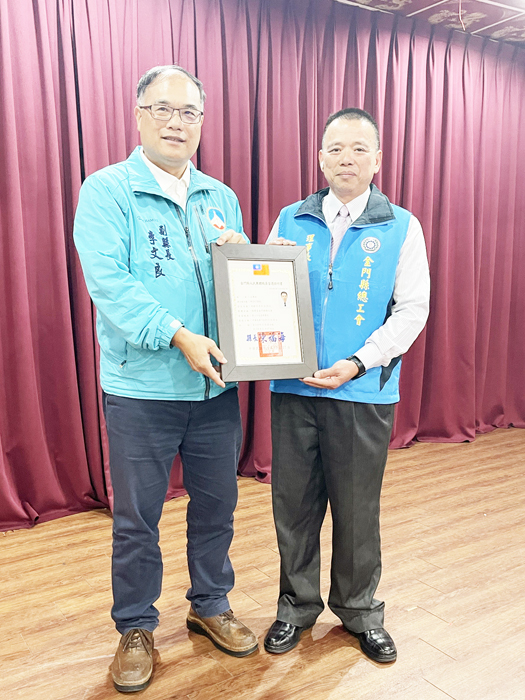 副縣長李文良頒發當選證書。（陳麗妤攝）