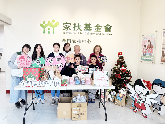 金門農工安妞韓流文化研究社學生走進家扶中心，送上精心準備的聖誕禮物。（校方提供）
