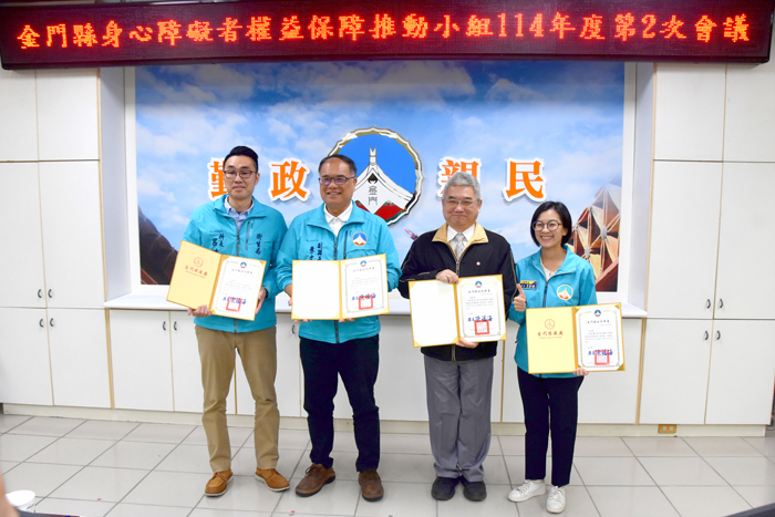 副縣長李文良頒發新任委員聘書，同時表揚各級機關採購庇護工場產品之績優單位。（莊煥寧攝）