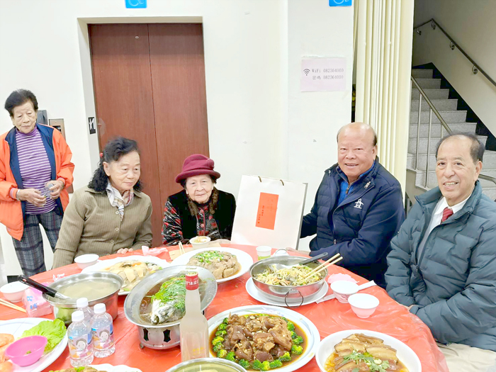 烈嶼鄉上庫百歲人瑞吳甚治，喜迎壽誕，縣議員洪成發贈送禮品。（余平禧提供）