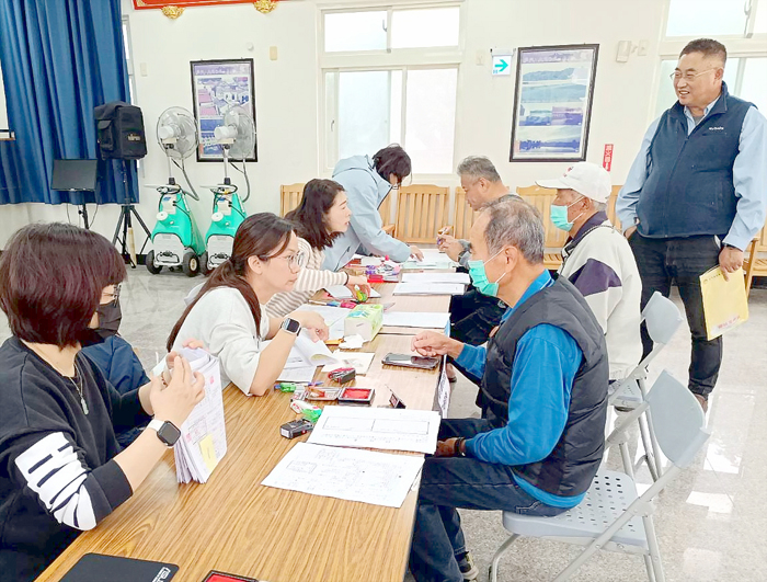 114年地籍圖重測換狀下鄉服務民眾參與踴躍。（地政局提供）