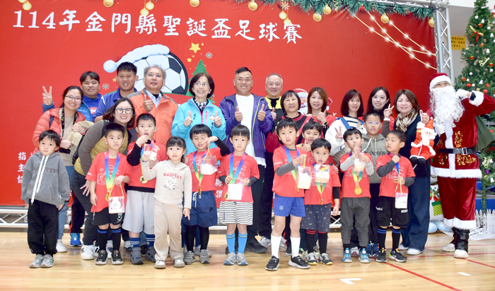 「114年度金門縣聖誕盃足球賽」金門縣立體育館熱鬧登場。（莊煥寧攝）