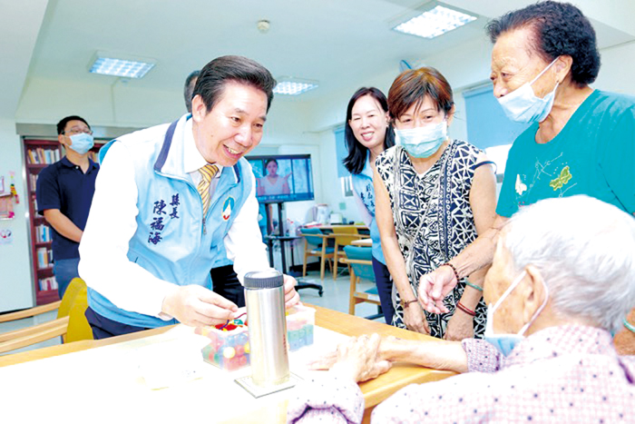 縣長陳福海致力推動全齡友善長照服務，縣府相關努力再獲國家級肯定。（本報資料照片）