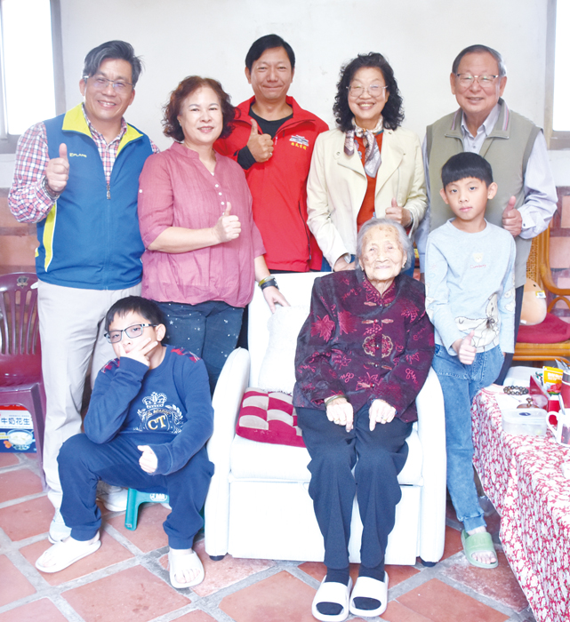 金城鎮前水頭百歲人瑞黃為治（前排中）與兒孫開心合影，世代同堂其樂融融，不僅是家庭幸福的寫照，也為這座長壽島嶼留下最動人的生命畫面。（莊煥寧攝）